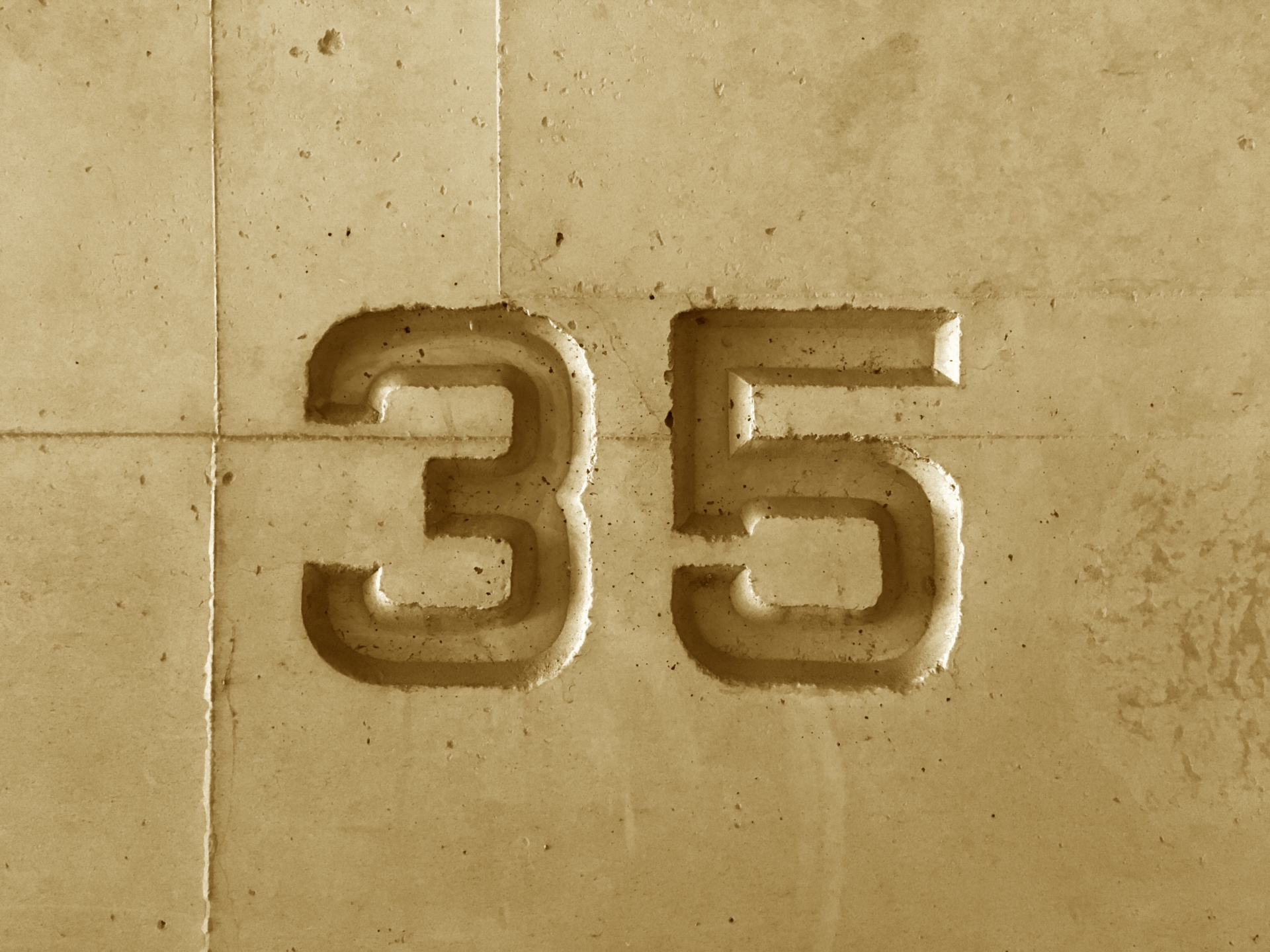 浮かび上がる「35」の文字