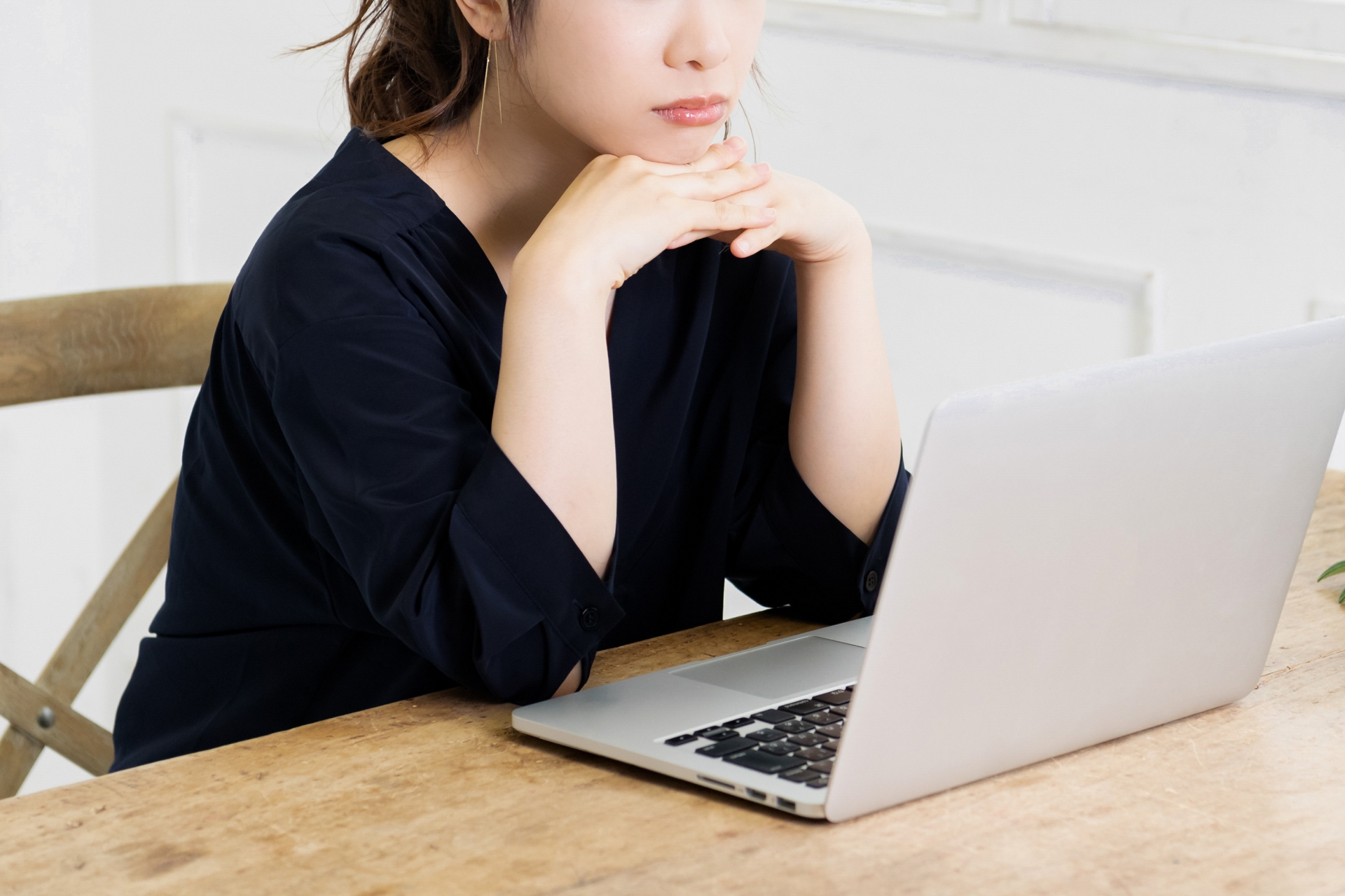 パソコンの前で転職を悩むアラフォー女性