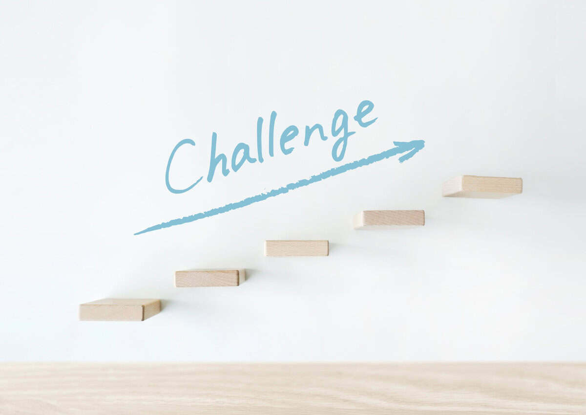 成長・チャレンジをイメージした、ステップアップする木製ブロックと「Challenge」の文字
