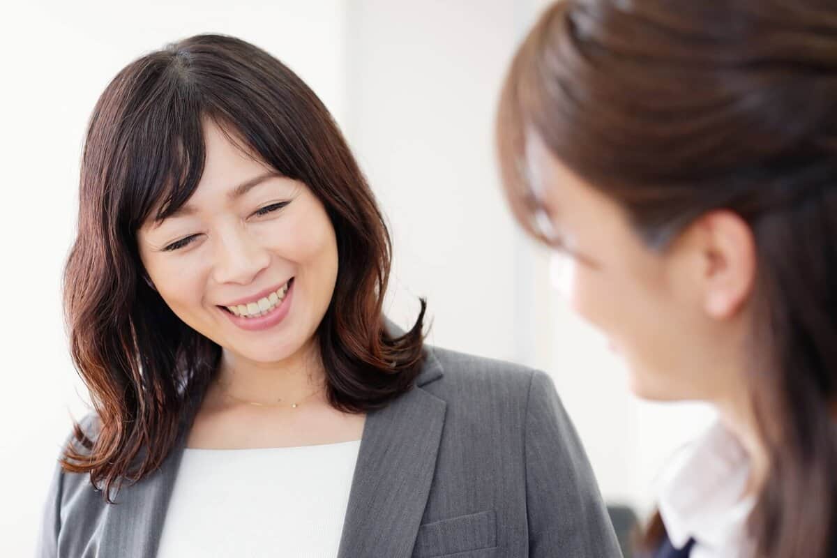 笑顔で話す40代の女性たち