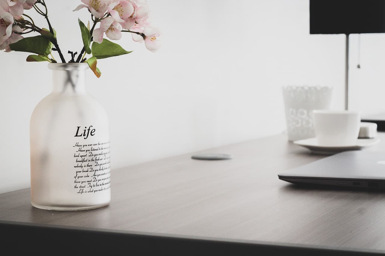 「いのちの調律」がテーマで「Life」と書かれた花瓶が置かれた静かな空間の画像