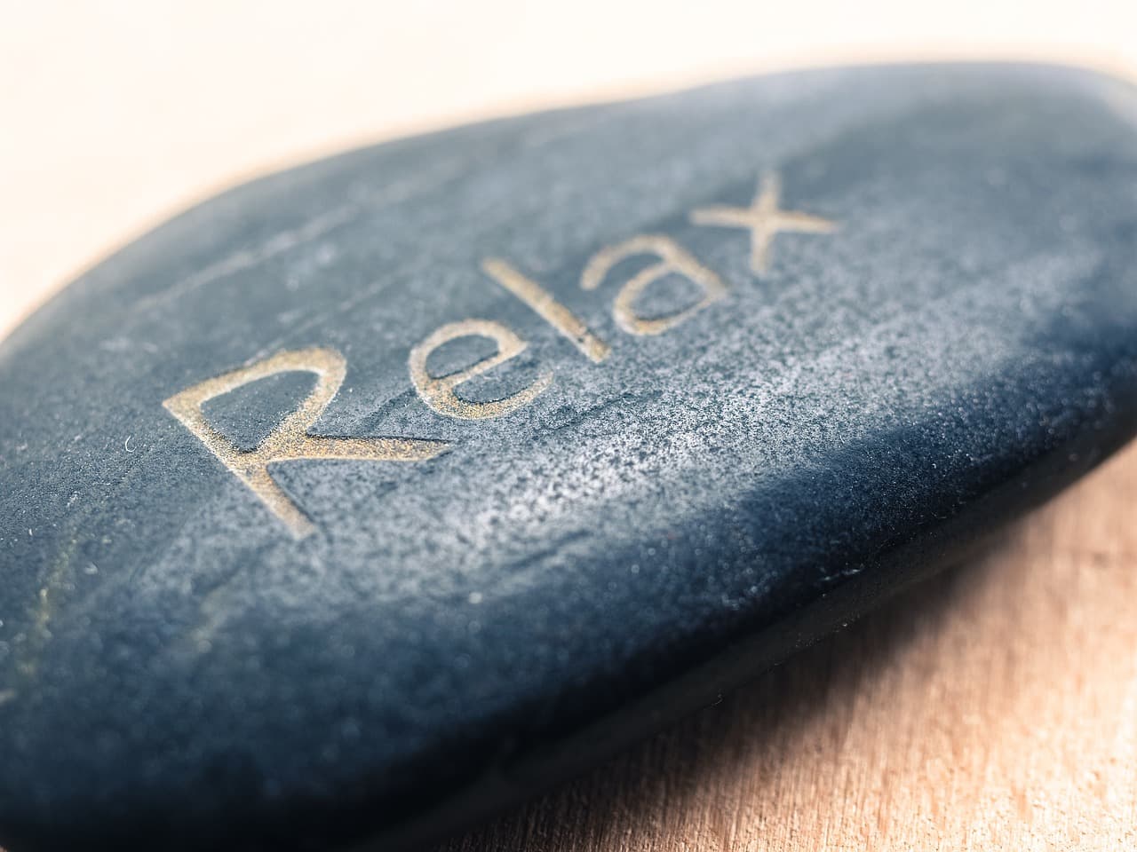 「Relax」の文字が刻まれたホットストーン