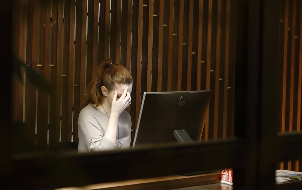 カフェインの離脱症状である激しい頭痛に悩む40代女性