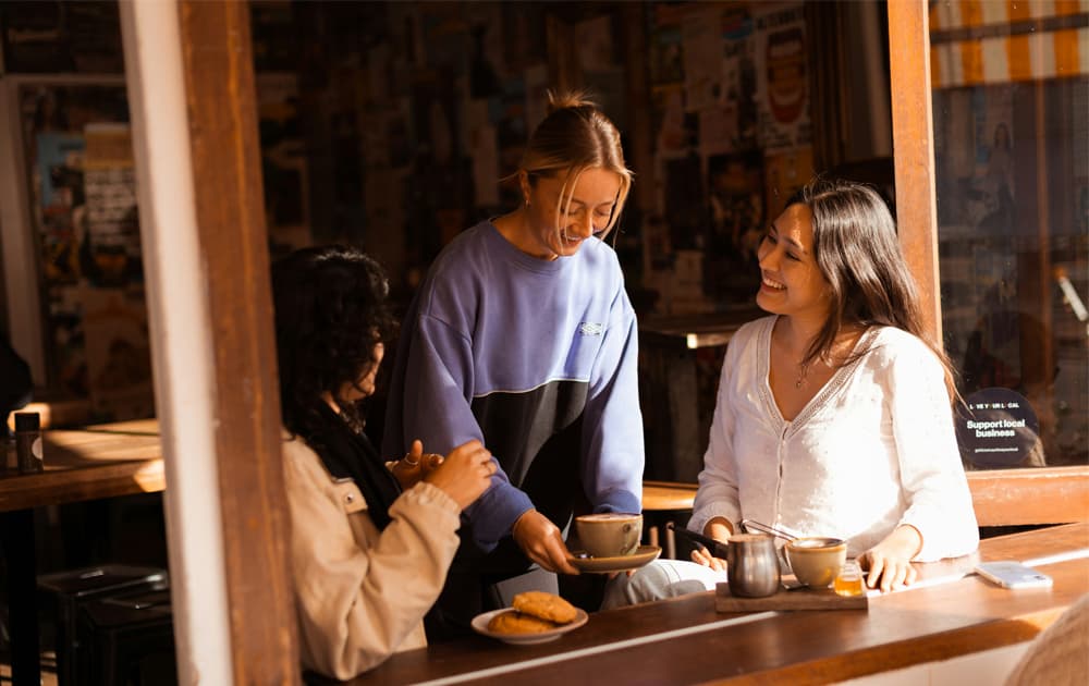 それぞれのドリンクで楽しむ女性たち